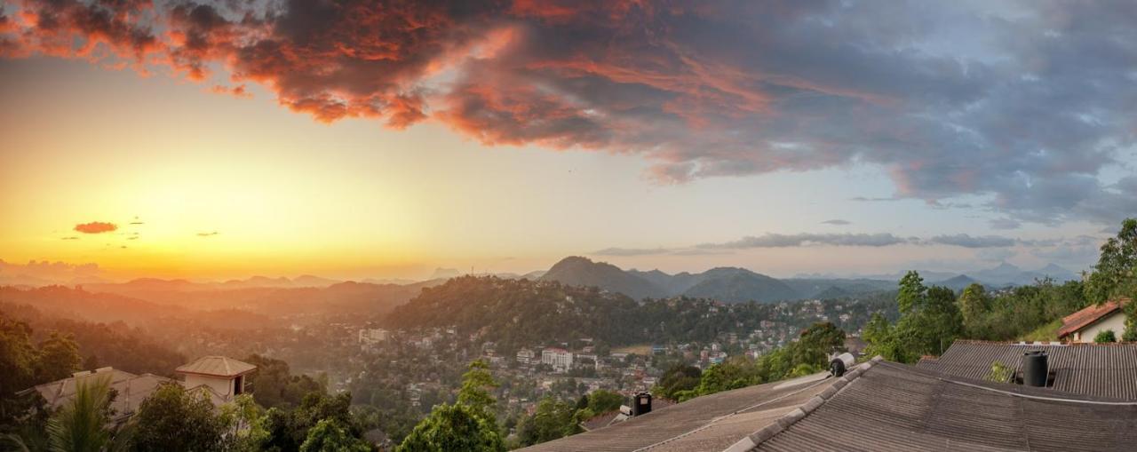 Отель Ceylon Breeze Канди Экстерьер фото